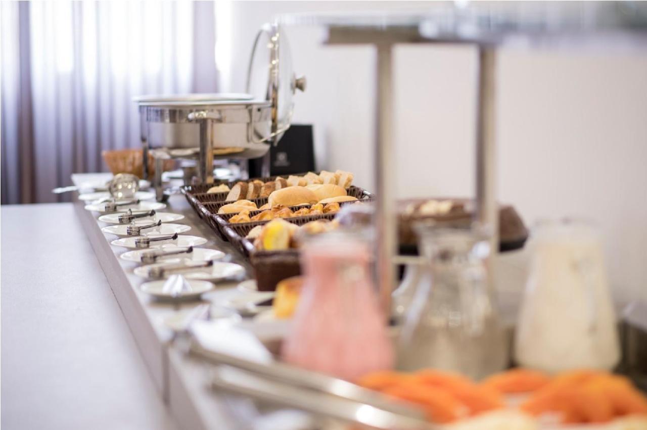 Hotel H2 Congonhas Congonhas  Esterno foto A buffet